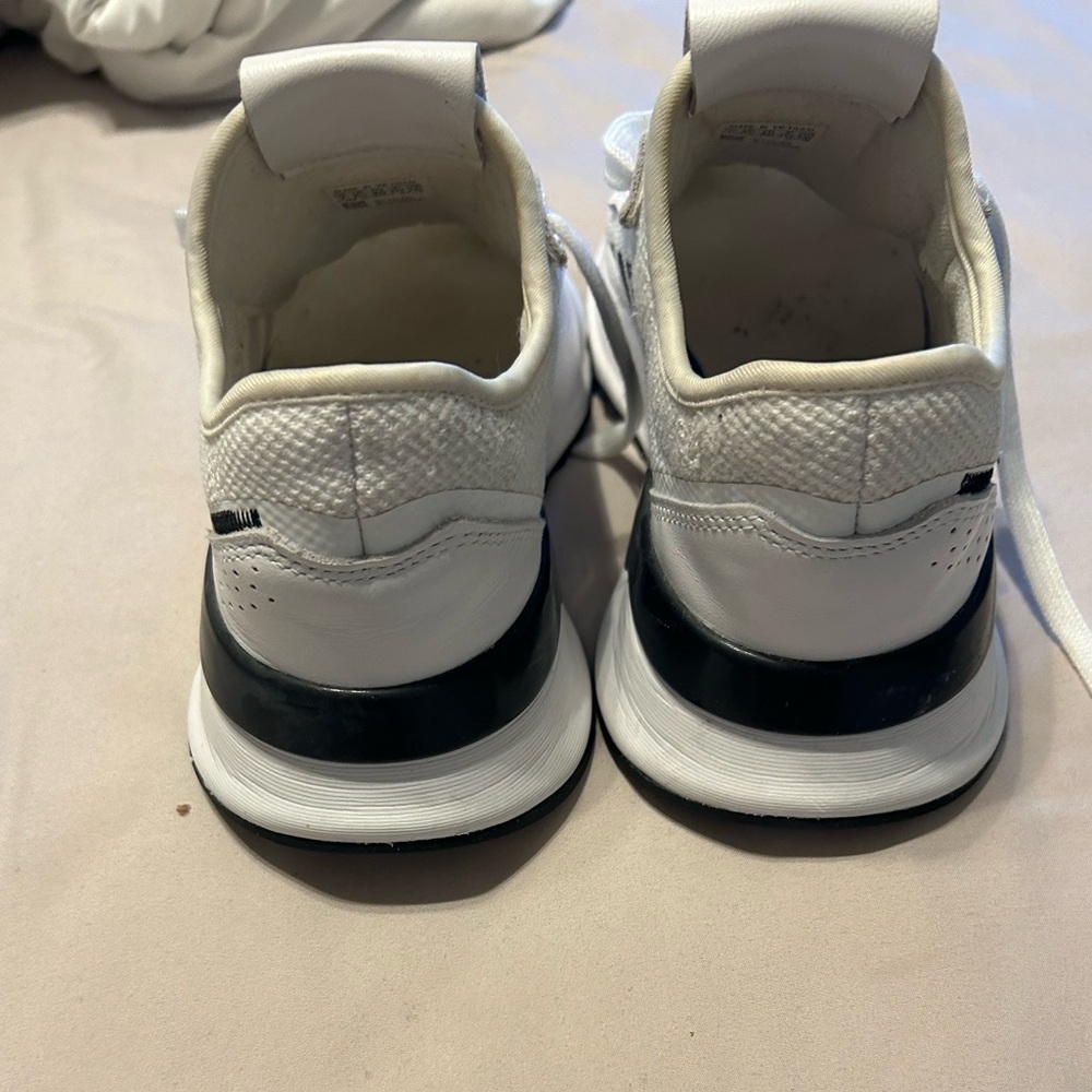 Adidas tennis shoes - Picture 6 of 6